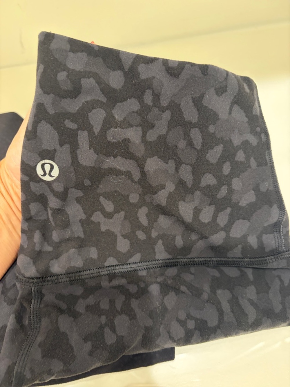 lululemon athletica 3 women’s Black & Dark Gray Patterned leggings. - Picture 5 of 6